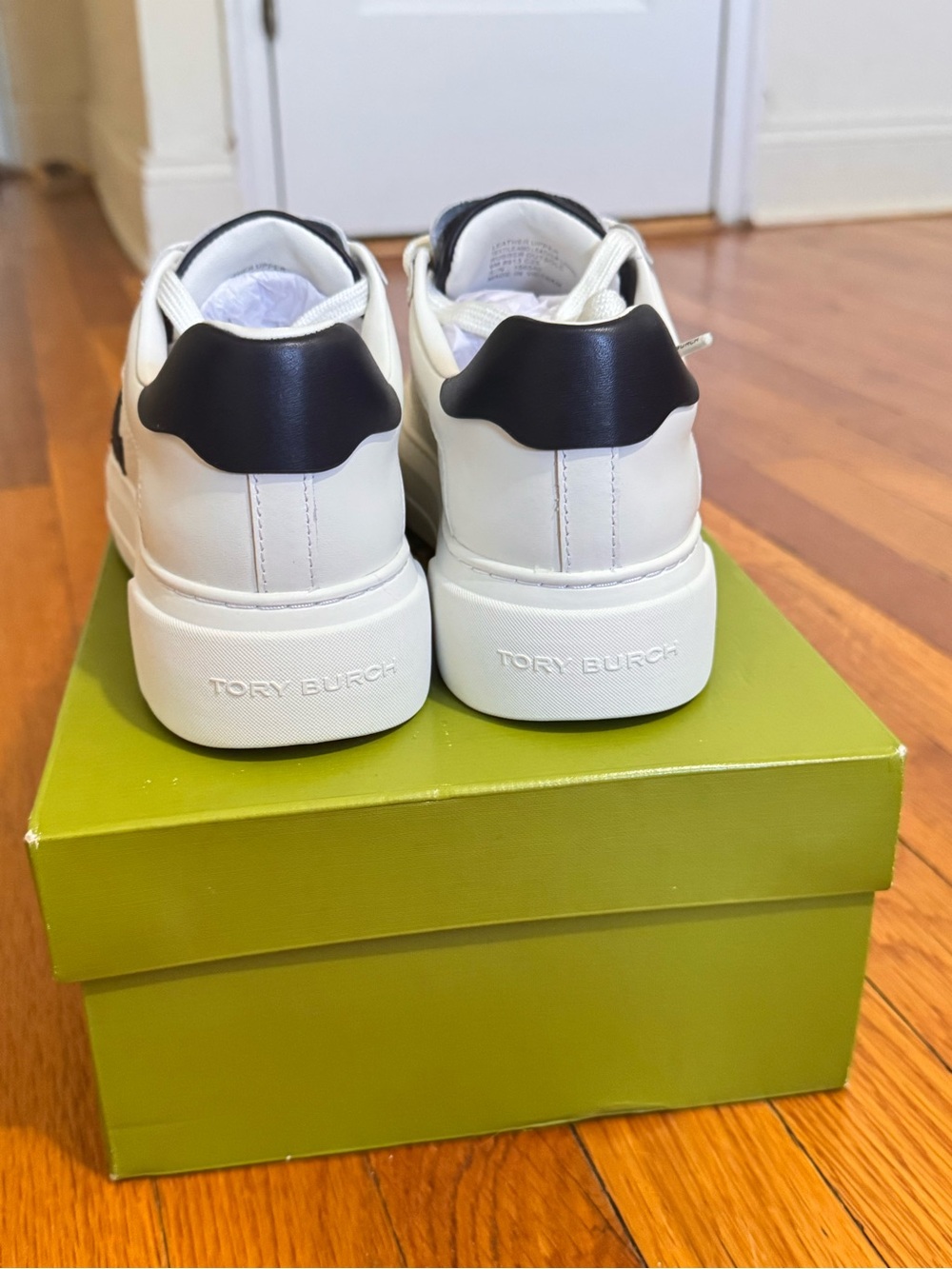 Tory Burch Signature Color Block Platform Leather Sneaker Shoes in White/ Black - Picture 4 of 7